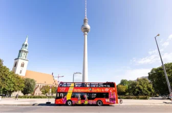 Hop-on Hop-off Bustour im Panorama-Doppeldeckerbus mit Audioguide mit Berlin City Tour (bis zu 40% sparen)